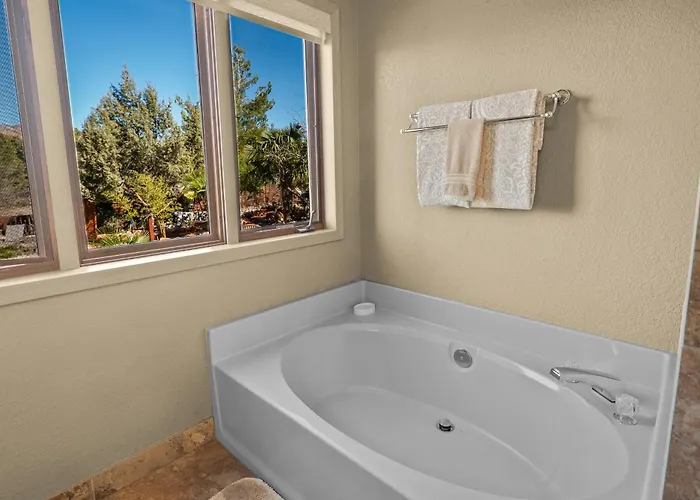 Enchanted Desert Oasis - 5 Bd 3.5 Ba Sleeps10 Holiday home